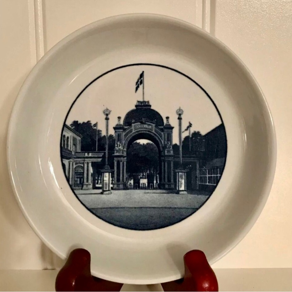 Royal Copenhagen trinket dish. Tivoli Gardens Arch 1985-1991